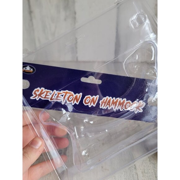 Skeleton on hammock Halloween Village accessory decor figure - Picture 8 of 8